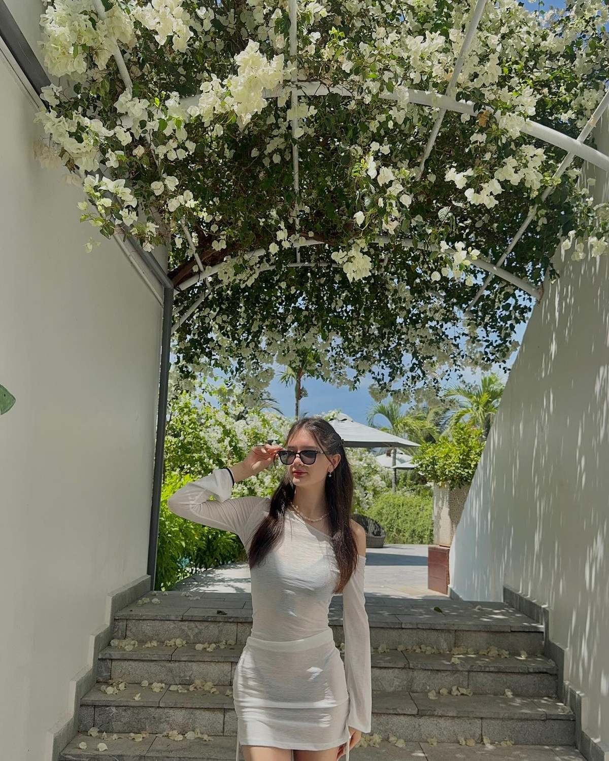 Dù ở không gian nào, Đặng Thanh Giang luôn toát lên vẻ đẹp tự nhiên, thanh thoát. Làn da trắng mịn, vóc dáng mảnh mai cùng đôi mắt long lanh, gương mặt lai Tây với sống mũi cao thanh thoát đã giúp cô nàng ghi điểm tuyệt đối.