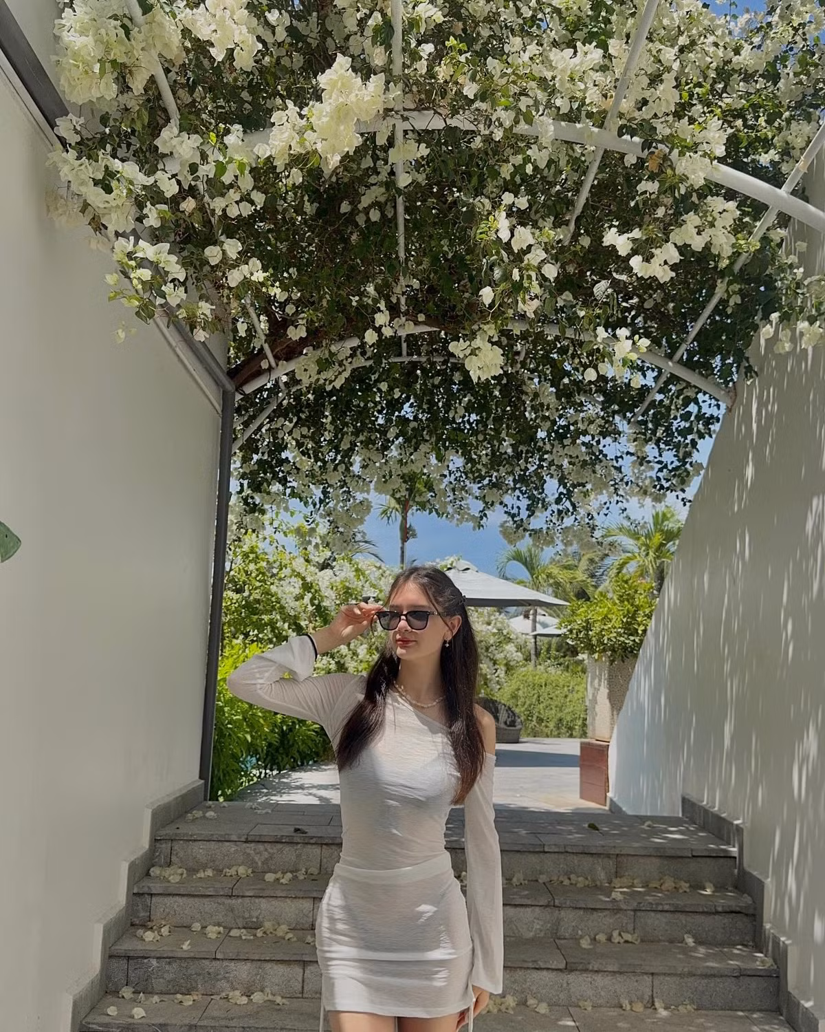 Dù ở không gian nào, Đặng Thanh Giang luôn toát lên vẻ đẹp tự nhiên, thanh thoát. Làn da trắng mịn, vóc dáng mảnh mai cùng đôi mắt long lanh, gương mặt lai Tây với sống mũi cao thanh thoát đã giúp cô nàng ghi điểm tuyệt đối.