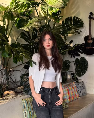 Dù chỉ mặc đồ đơn giản kiểu jumpsuit ôm sát tôn dáng hay váy trắng thanh lịch, bộ đồ đen bí ẩn,... mọi outfit đều được Thanh Giang cân đẹp.