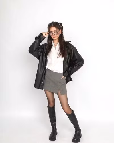 Không chỉ sở hữu vẻ đẹp tự nhiên khác biệt, em gái thủ thành Đặng Văn Lâm còn ghi dấu ấn với khả năng biến hóa linh hoạt trong phong cách. Từ những bộ đồ năng động khi dạo biển, cô nàng chuyển sang hình ảnh dịu dàng, nữ tính khi xuất hiện trong không gian xanh mát của thiên nhiên.