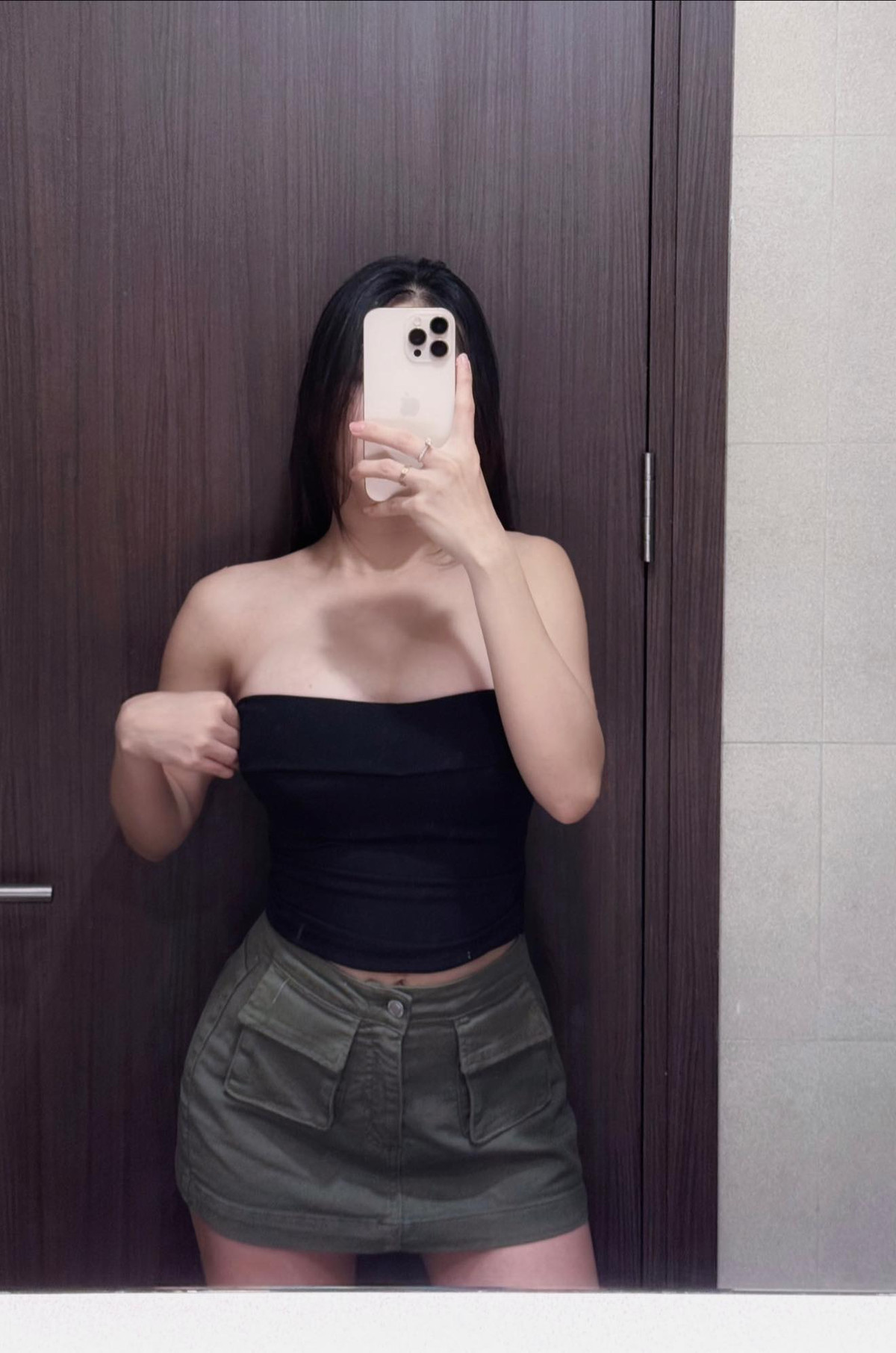 Đến tháng 7/2024, Yến Xuân và Văn Lâm chính thức tổ chức hôn lễ bí mật tại Nha Trang chỉ có sự tham gia của gia đình và bạn bè thân thiết. Sau đó, chỉ 2 tháng, vợ chồng anh chia sẻ tin vui về việc sắp đón con đầu lòng.