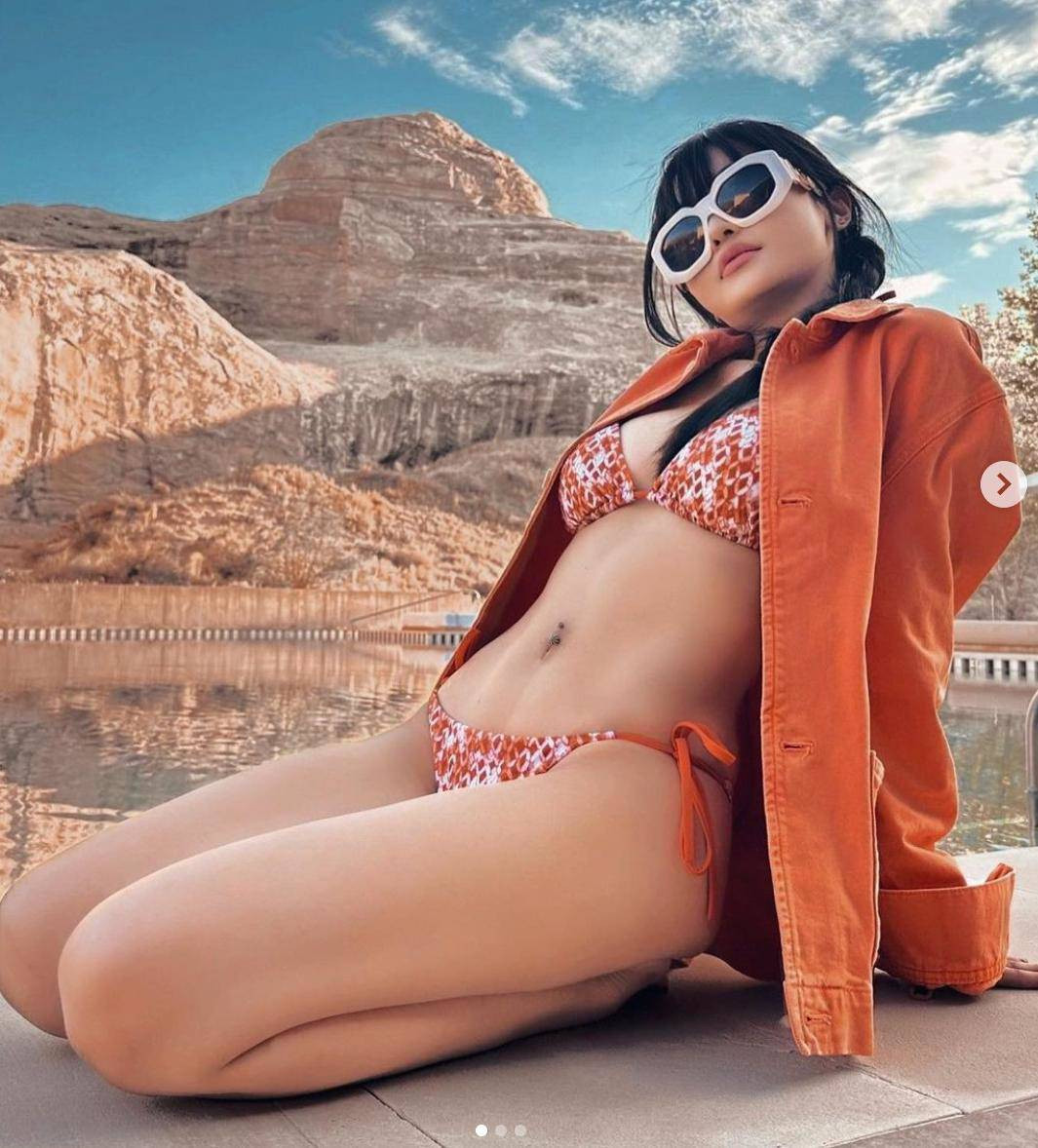 Cách phối áo tắm và áo khoác cùng màu cho thấy sự tinh tế trong gu ăn mặc của người đẹp.