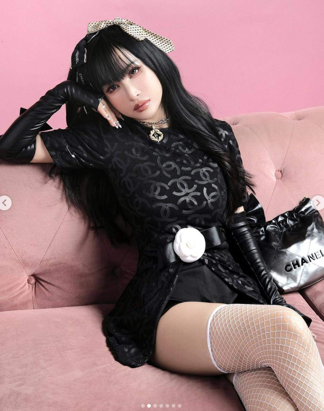 Mới đây, vợ đại gia Minh Nhựa tiếp tục nhận về nhiều lời khen với bộ cánh trẻ trung gồm chân váy và áo sơ-mi đi cùng cravat thuộc thương hiệu Dior đắt đỏ.