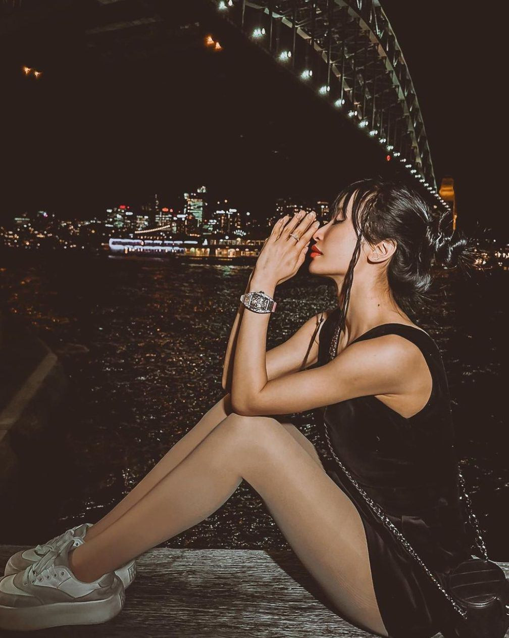 Không quá cao như các siêu mẫu nhưng Mina Phạm lại có tỷ lệ cơ thể rất đẹp, nhất là đôi chân dài thẳng tắp, đây cũng là tiền đề để cô nàng diện những chiếc váy ngắn theo cách hoàn hảo.