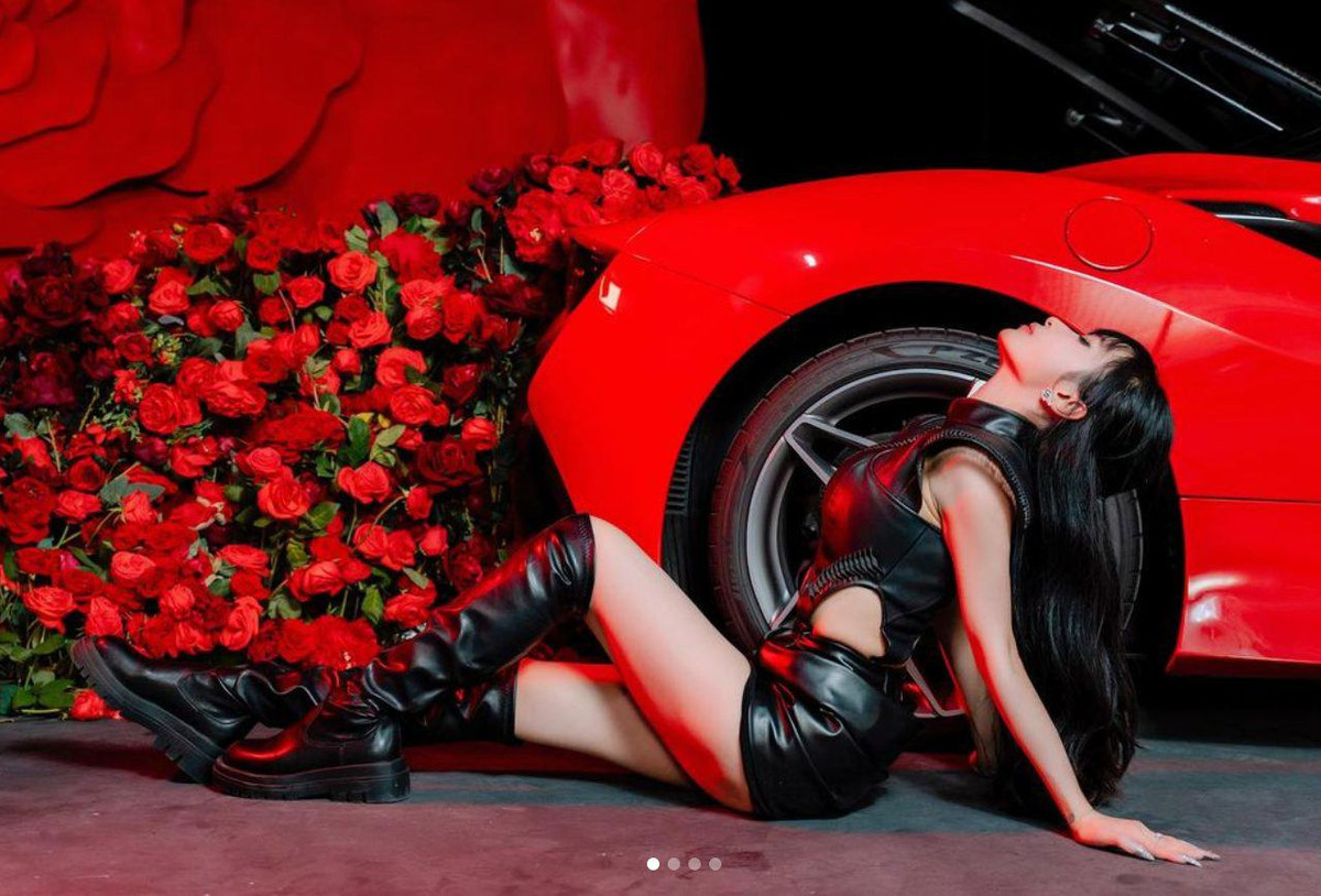 Vợ hai đại gia Minh Nhựa cũng không quên sử dụng thêm phụ kiện để tạo điểm nhấn cho outfit của mình.