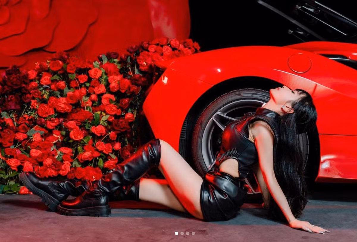 Vợ hai đại gia Minh Nhựa cũng không quên sử dụng thêm phụ kiện để tạo điểm nhấn cho outfit của mình.