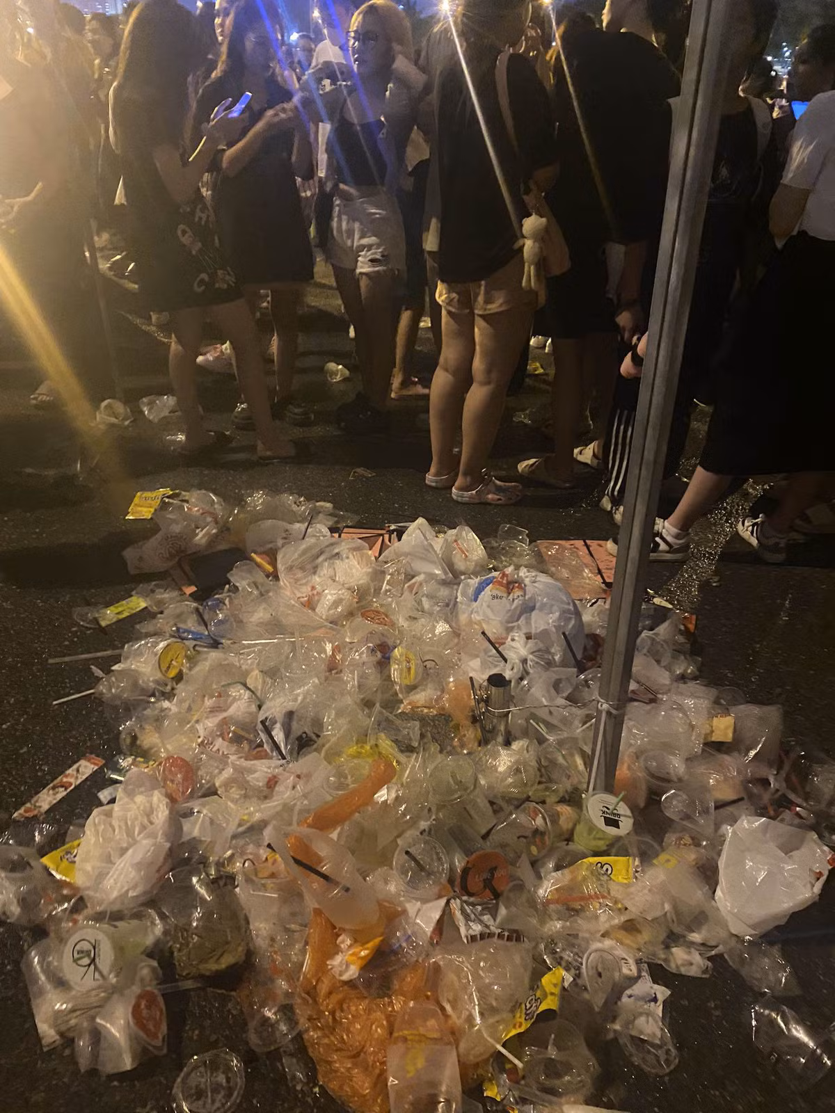 Theo chị Trang, chi nhánh chị đã huy động 50 cán bộ, công nhân ra sân vận động Mỹ Đình để thu gom rác. Công việc dọn dẹp, phân loại rác đến 2h sáng mới xong việc. Lượng rác quanh khu vực sân Mỹ Đình nhiều khủng khiếp, đêm đầu tiên lượng rác rơi vào khoảng 20 tấn.