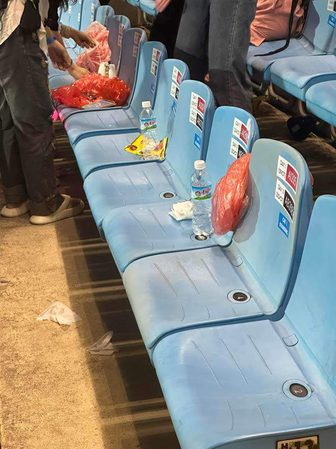 Đêm nhạc kết thúc, khán giả ra về để lại một khán đài đầy rác thải là vỏ chai nước, túi nilon, áo mưa… Hình ảnh hàng ghế vắt đầy áo mưa, bên dưới là đủ loại rác thải khiến người nhìn chán ngán.