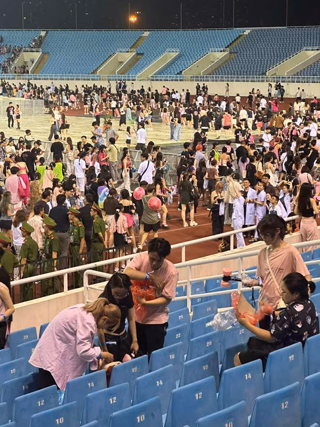 Anh Nguyễn Trung Hiếu (43 tuổi) công nhân môi trường cùng tổ với chị Trang chia sẻ, thời tiết 2 ngày diễn ra điêm nhạc có mưa nên công nhân môi trường vất vả hơn để dọn dẹp rác thải. Sau cơn mưa, người dân đã vứt hàng nghìn chiếc áo mưa xuống đường.