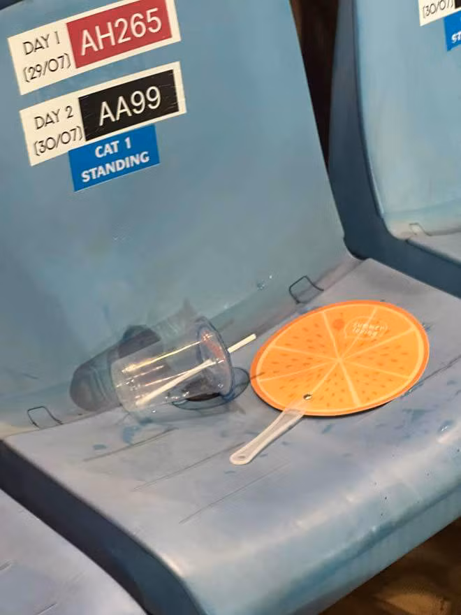 “Đêm nhạc kết thúc, mọi người ra về tôi nhìn trước khu vực sân vận động Mỹ Đình tràn ngập rác. Thật sự, lúc đó tôi rất nản vì quá mệt nhưng vẫn cố cùng đồng nghiệp dọn dẹp”, anh Hiếu nói và cho biết, chưa hôm nào anh nhìn thấy rác nhiều như vậy.