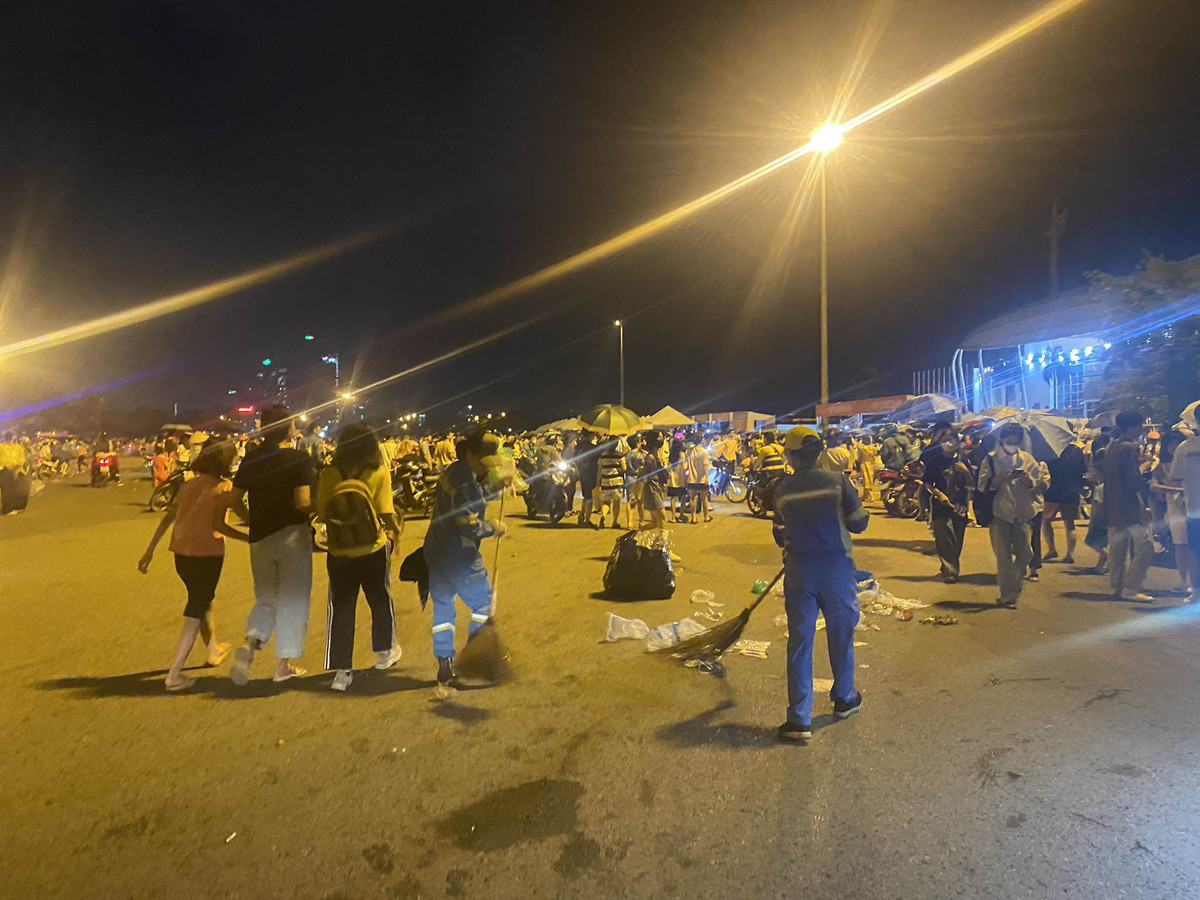 “Tôi làm công nhân môi trường được 20 năm nhưng chưa thấy lượng rác của chương trình nào nhiều như đêm nhạc này, nhiều hơn khi có bóng đá hay vào dịp Tết Nguyên đán. Tôi nhớ năm 2010, khi kỷ niệm đại lễ 1.000 năm Thăng Long – Hà Nội cũng có lượng rác nhiều và sau 13 năm thì hôm nay đêm nhạc Blackpink lượng rác cũng nhiều như vậy”, chị Trang nói.