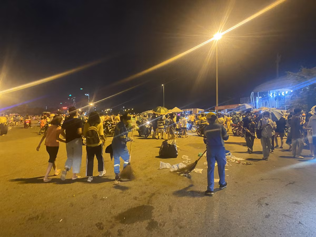 “Tôi làm công nhân môi trường được 20 năm nhưng chưa thấy lượng rác của chương trình nào nhiều như đêm nhạc này, nhiều hơn khi có bóng đá hay vào dịp Tết Nguyên đán. Tôi nhớ năm 2010, khi kỷ niệm đại lễ 1.000 năm Thăng Long – Hà Nội cũng có lượng rác nhiều và sau 13 năm thì hôm nay đêm nhạc Blackpink lượng rác cũng nhiều như vậy”, chị Trang nói.