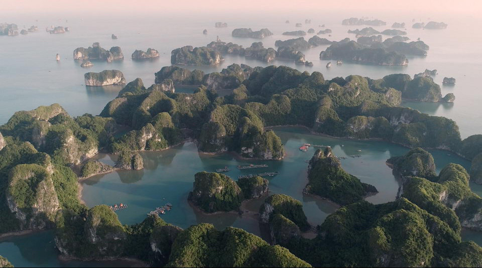 Nằm ở phía Đông của đảo Cát Bà và sát kề vịnh Hạ Long ở phía Nam, vịnh Lan Hạ sở hữu vô số những hòn đảo lớn nhỏ. Vịnh Lan Hạ sở hữu những bãi biển đầy cát trắng mịn nguyên sơ cùng làn nước trong xanh như ngọc. Đến đây, du khách có thể trải nghiệm nhiều hoạt động vui chơi thú vị như bơi lội, lặn với ống thở, chèo thuyền kayak, câu cá và khám phá nhiều hang động nằm rải rác khắp vịnh.