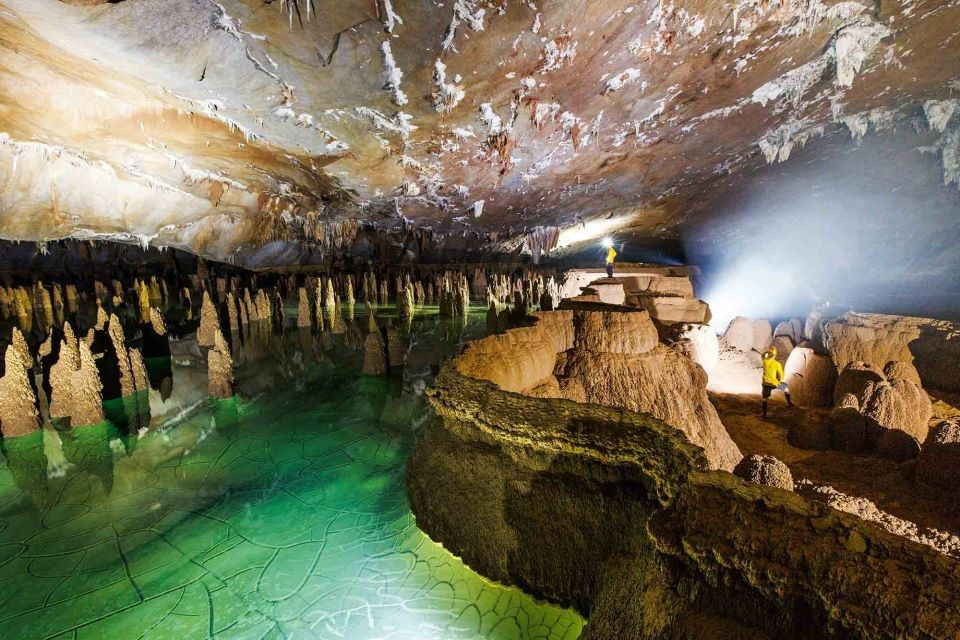 Thuộc tỉnh Quảng Bình, Vườn quốc gia Phong Nha – Kẻ Bàng có diện tích lên đến khoảng 123.000ha. Nơi đây đã được UNESCO hai lần công nhận là Di sản thiên nhiên thế giới dựa theo các tiêu chí về đa dạng sinh học. Vườn quốc gia này sở hữu hệ thống đá vôi ngoạn mục, sông ngầm và khoảng 300 hang động, trong đó có một số hang động lớn nhất thế giới.