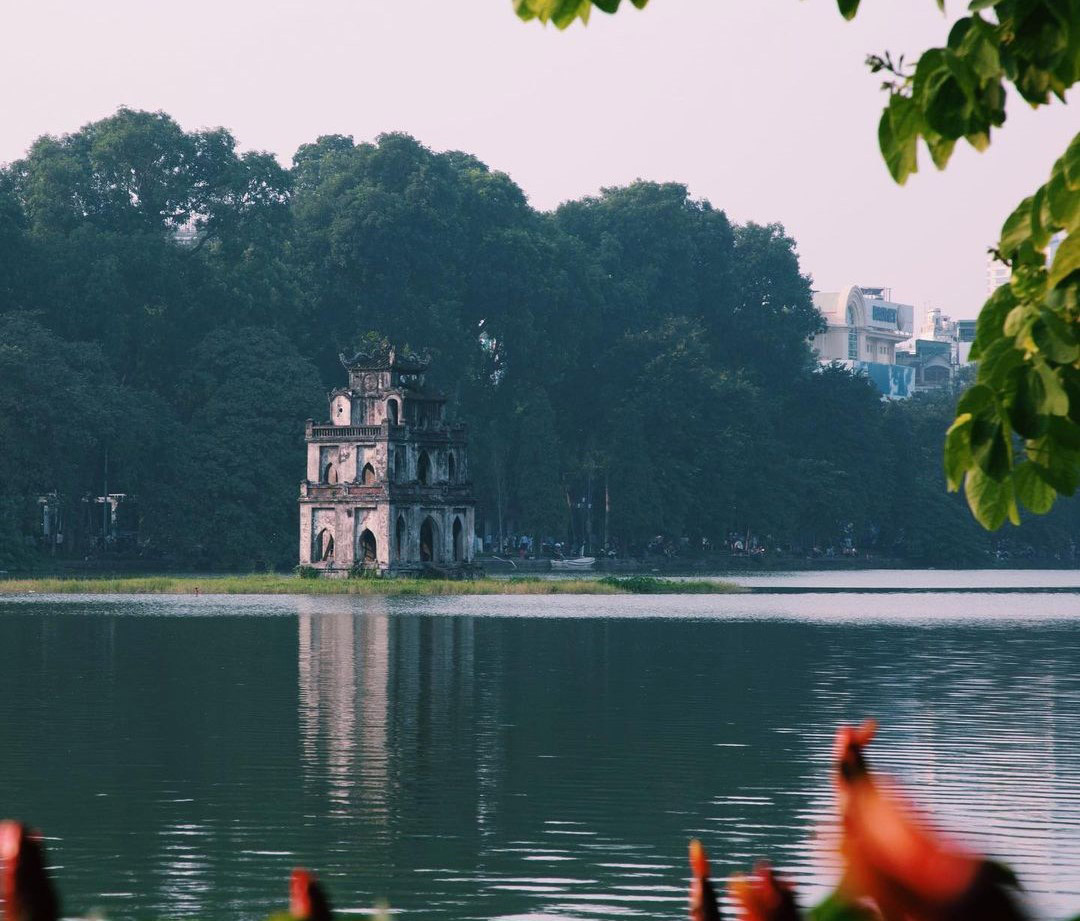 Nằm trên một hòn đảo nhỏ giữa hồ Hoàn Kiếm, Tháp Rùa là một công trình lịch sử lâu đời và cũng là một trong những địa danh mang tính biểu tượng nhất ở Hà Nội. Đến với hồ Hoàn Kiếm, du khách sẽ được chiêm ngưỡng tháp Rùa đằng xa xa và tận hưởng khung cảnh tuyệt đẹp xung quanh Tháp Rùa cùng bầu không khí trong lành, khoáng đạt.