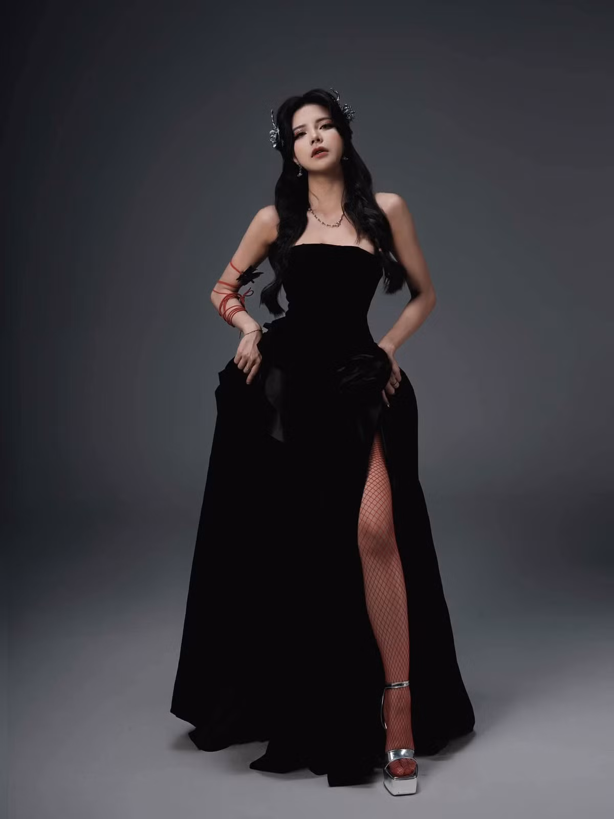 Nhờ pose dáng lạ, Mai Dora đã khoe trọn toàn bộ “vùng dưới” cánh tay, khiến nhiều anh em game thủ không khỏi “đỏ mặt”.