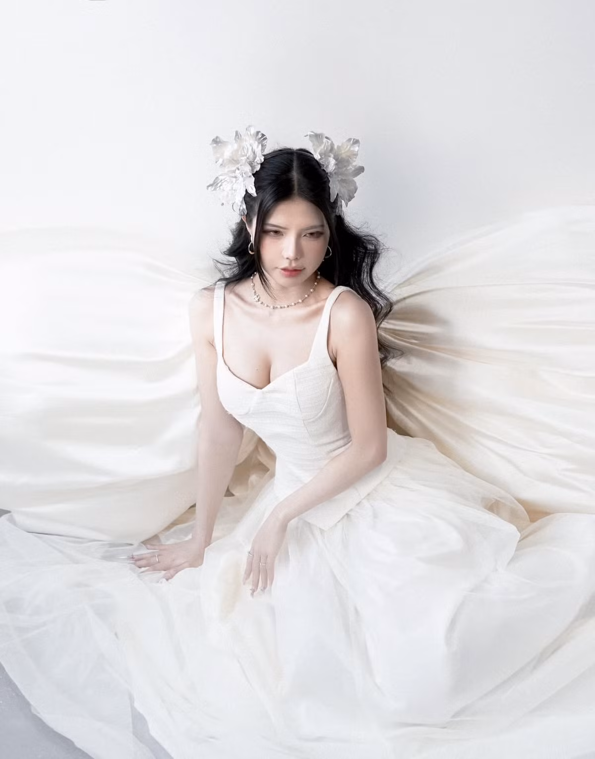 Tuy nhiên, nhiều khán giả lại hết sức quan ngại tới “tính mạng” của anh chàng, bởi thay vì chúc như những người bình thường, Văn Tùng lại chúc nữ MC hòa thuận hơn với “vợ lớn” T1.