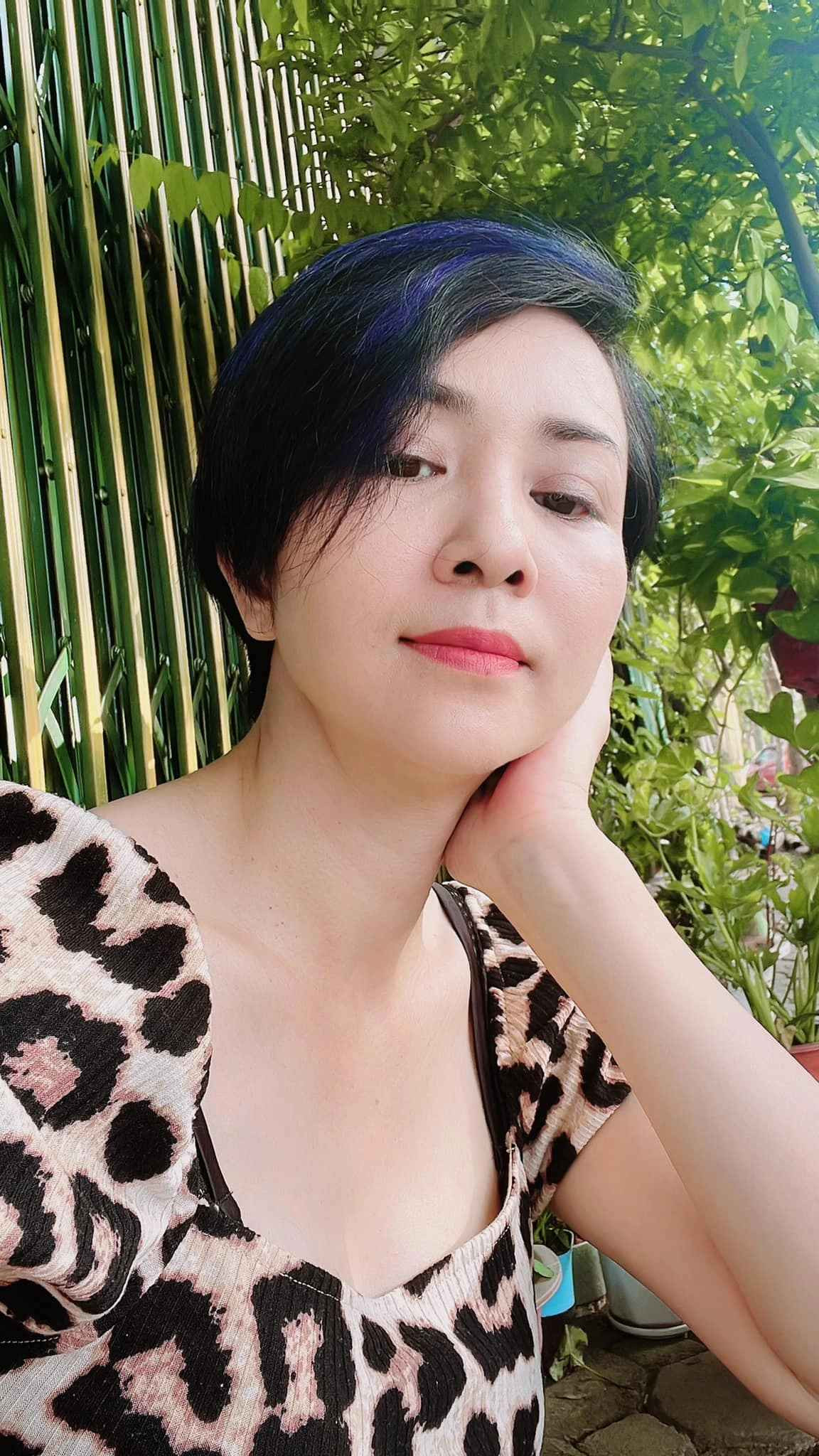 Ngoài thời gian dành cho công việc và nghệ thuật, Thúy Hiền chọn làm những việc tốt như từ thiện, luyện tập thể dục thể thao để giữ cơ thể cũng như tinh thần luôn khỏe mạnh, lạc quan.