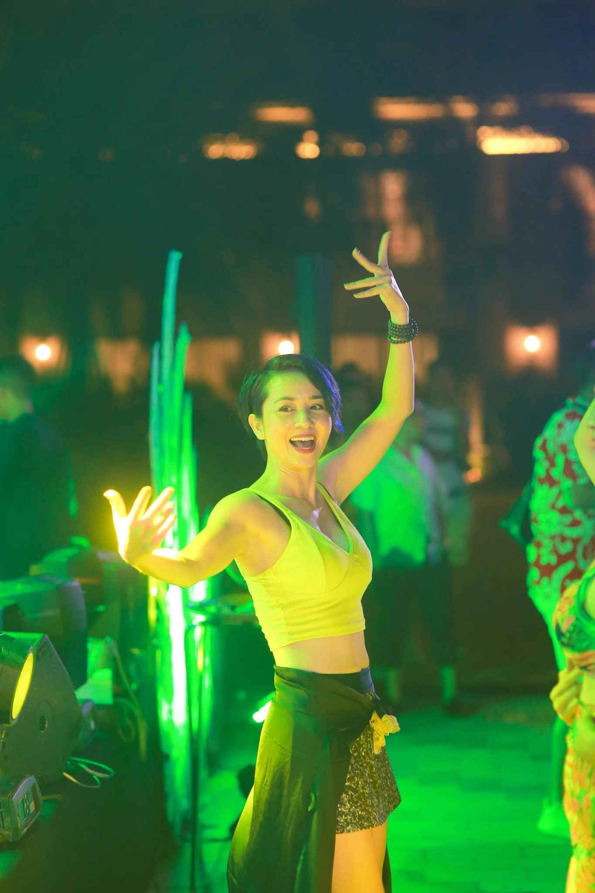 Với mái tóc ngắn quen thuộc, Thúy Hiền trông vô cùng năng động...