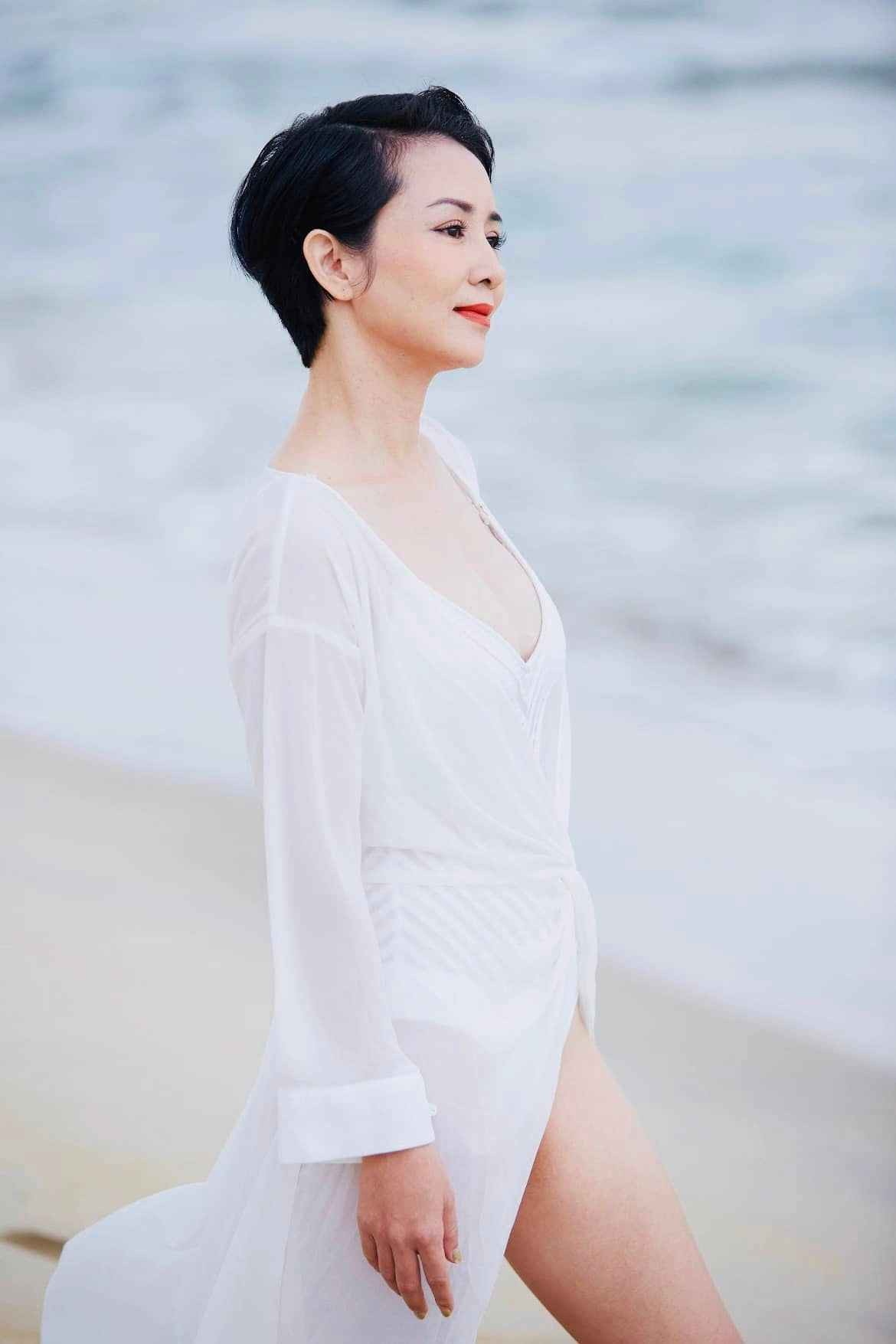 Nổi tiếng với nhan sắc xinh đẹp thời trẻ, thời điểm hiện tại gương mặt "cô gái vàng" Thúy Hiền vẫn giữ được những nét sắc sảo, quyến rũ.