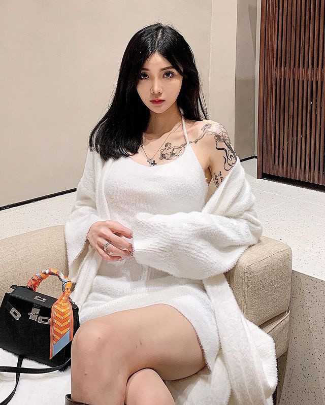 Theo dõi trang cá nhân của Kiligkira có thể thấy, cô nàng là tuýp người ưa trang điểm dịu dàng và trung thành với mái tóc đen.