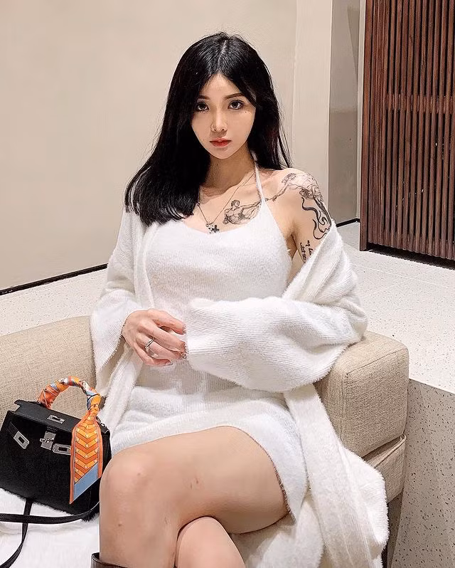 Theo dõi trang cá nhân của Kiligkira có thể thấy, cô nàng là tuýp người ưa trang điểm dịu dàng và trung thành với mái tóc đen.