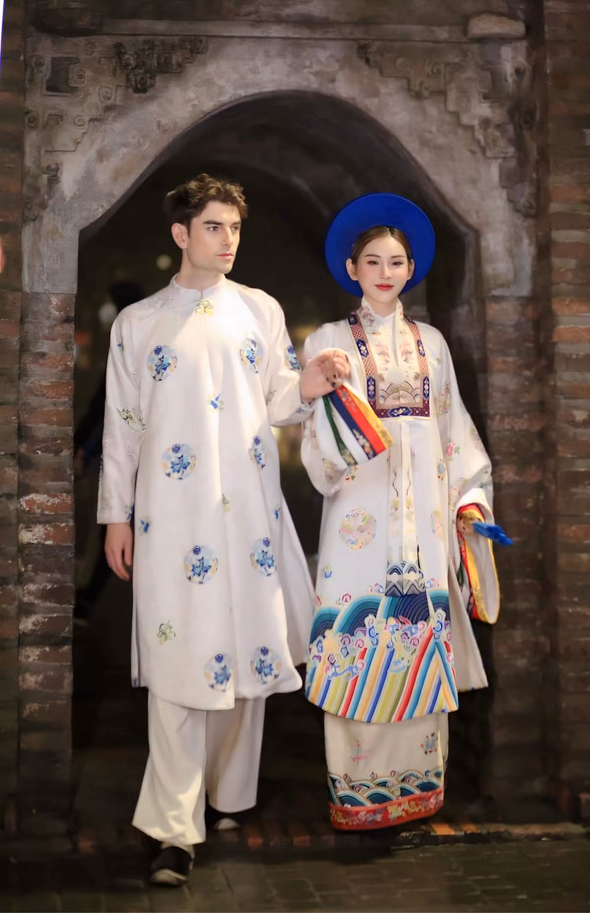 Theo đó, nữ DJ quê miền Tây diện áo Nhật Bình kết hợp cùng khăn vành, tay cầm quạt, tôn vẻ đẹp của người phụ nữ Việt Nam. Những du khách nước ngoài, người qua đường bị thu hút và giành lời khen ngợi cho sự lựa chọn thời trang của nữ DJ.