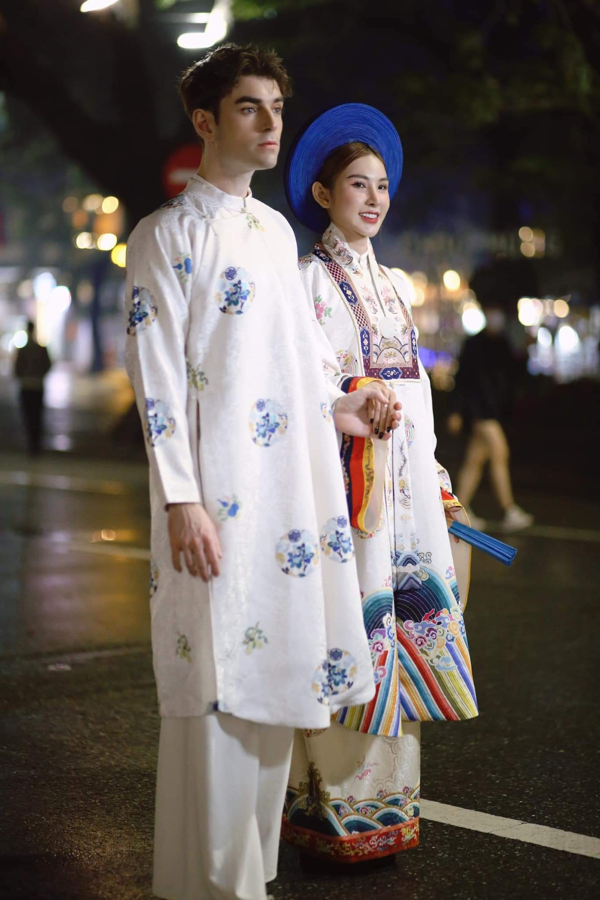 ''Tôi là người yêu những giá trị cổ xưa, đã lên ý tưởng mặc áo Nhật Bình để vừa thoả mãn đam mê vừa giữ gìn và lan tỏa được nét văn hoá mang đậm bản sắc Việt. Đây không phải lần đầu tiên tôi diện cổ phục Việt. Trước đó, tôi đã diện áo dài đi đánh DJ ở nước ngoài", nữ DJ miền Tây chia sẻ.