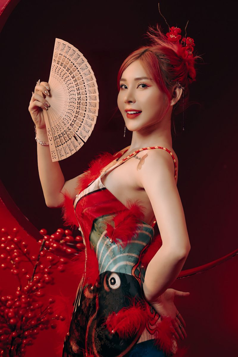 "Rất nhiều người dành lời khen ngợi cho hình ảnh này của tôi, hầu hết khen trang phục đẹp, nổi bật. Điều này khiến tôi cảm thấy vô cùng tự hào - bản thân đã góp một phần nhỏ để giữ gìn, quảng bá cổ phục'', DJ T-Tina chia sẻ.