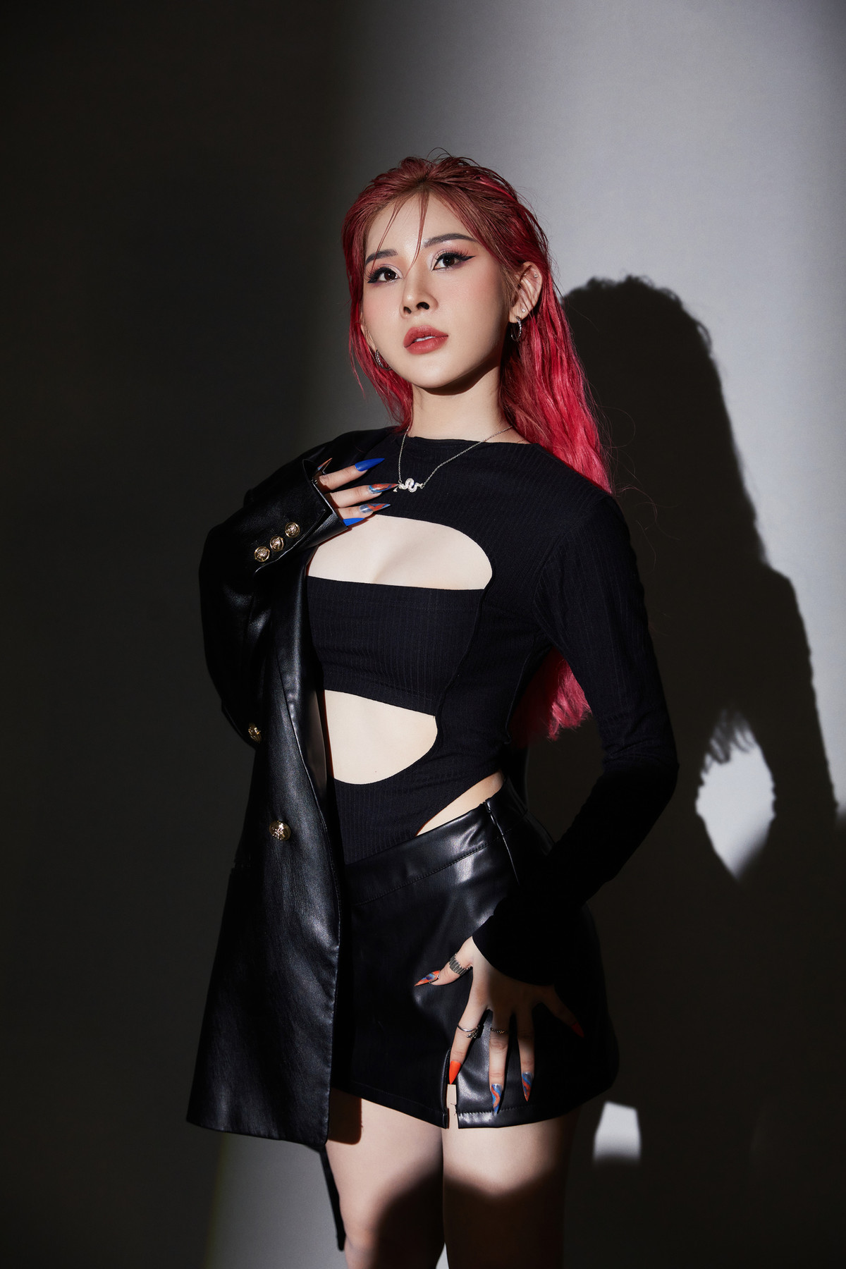 Trước đó, người đẹp từng gây ''sốt'' trên truyền thông lẫn mạng xã hội với hình ảnh diện áo dài chơi nhạc tại một tụ điểm giải trí ở Singapore.