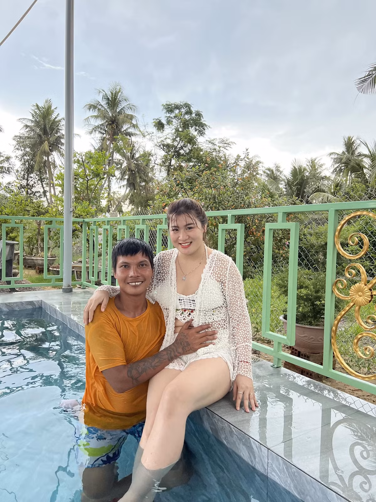 Đầu tháng 6, Lộc Fuho vui mừng thông báo bà xã đang mang thai lần hai. Trong tấm ảnh được nam Youtuber chia sẻ cho thấy, anh chàng không giấu được niềm vui, sự hạnh phúc.