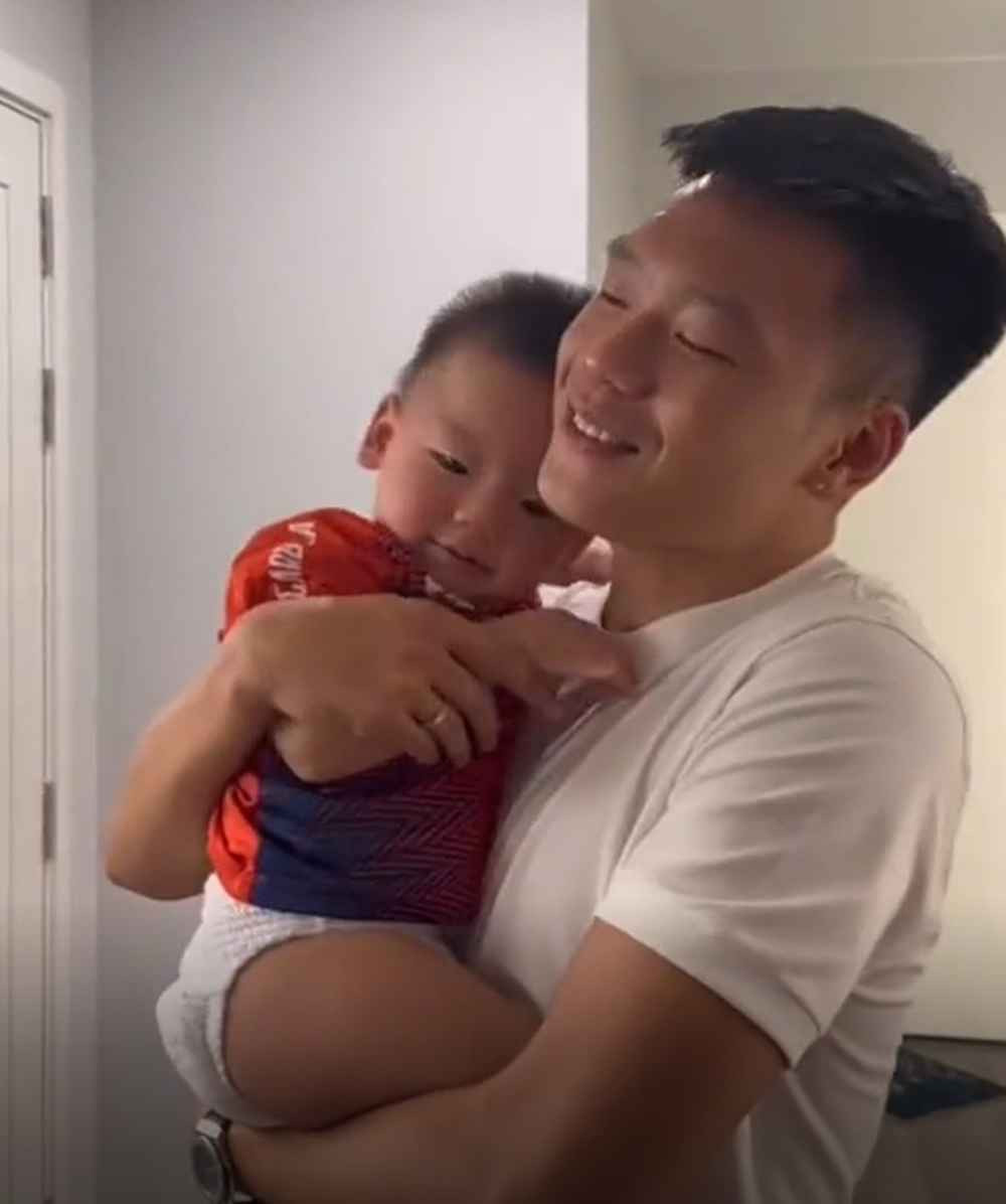 Tuy nhiên, khi về đến nhà, gặp cậu con trai đầu lòng có biệt danh Leo, Thành Chung lại khiến nhóc tỳ không nhận ra chỉ vì cặp kính râm.