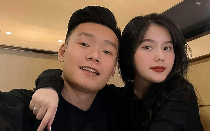 Trên trang cá nhân, cặp đôi cầu thủ - hot girl này thường xuyên khoe những bức ảnh vô cùng tình tứ.
