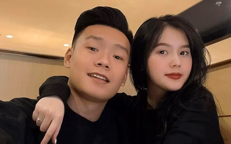Trên trang cá nhân, cặp đôi cầu thủ - hot girl này thường xuyên khoe những bức ảnh vô cùng tình tứ.