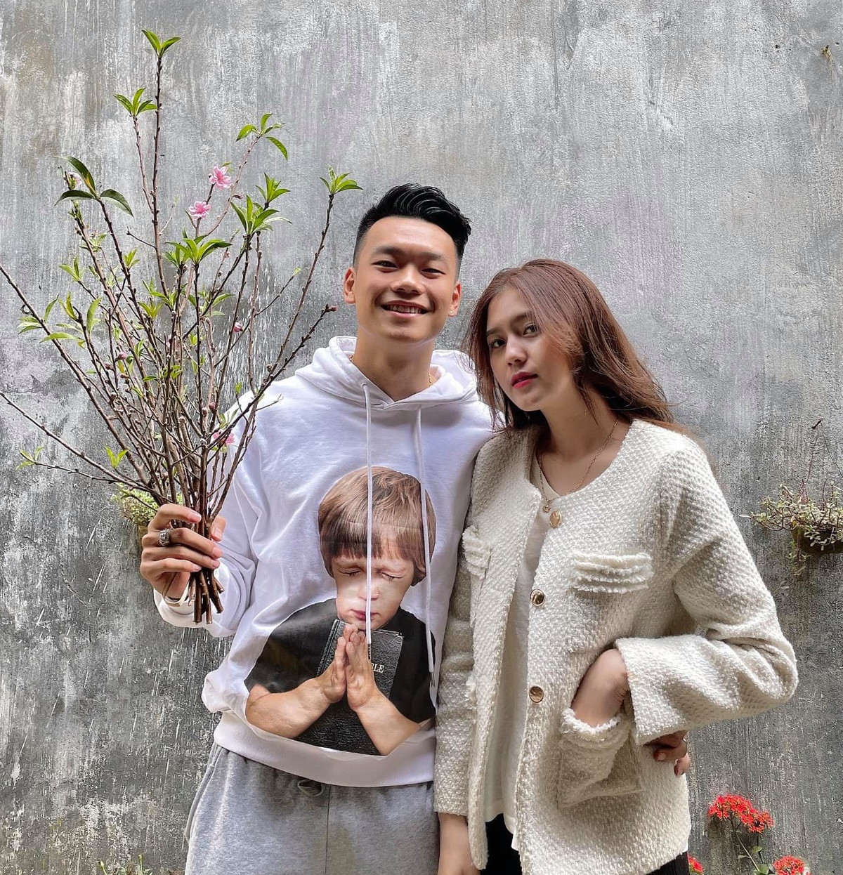 Sau 4 năm yêu nhau, trung vệ Nguyễn Thành Chung và bạn gái Tố Uyên đã quyết định về chung một nhà.