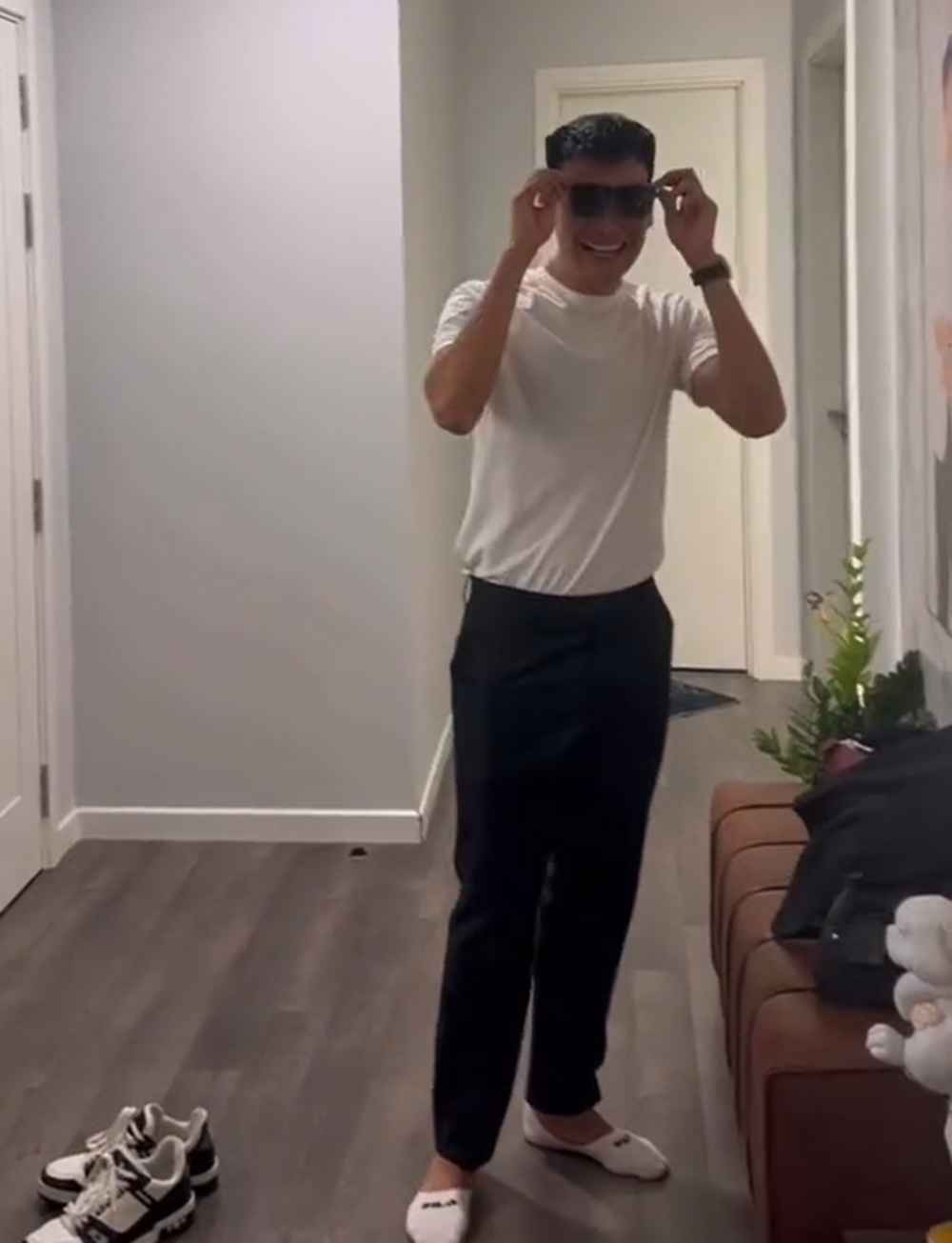 Với chiều cao 1m80, Thành Chung chỉ diện áo phông với quần tây, cầm theo vest trên tay và kéo vali vào khu chung cư đã khiến bà xã Ngô Tố Uyên trầm trồ.