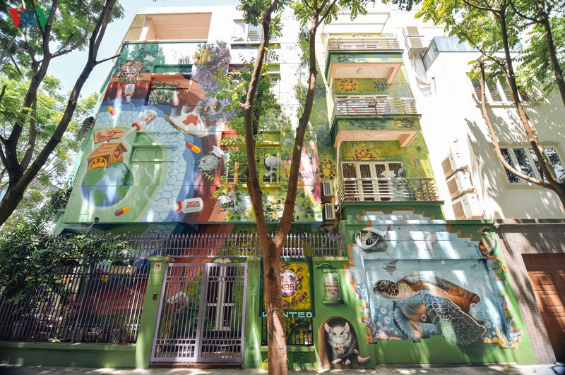 Nội dung các hình vẽ trên những bức tường của căn biệt thự này nhằm tuyên truyền, cổ động phòng chống dịch COVID-19.