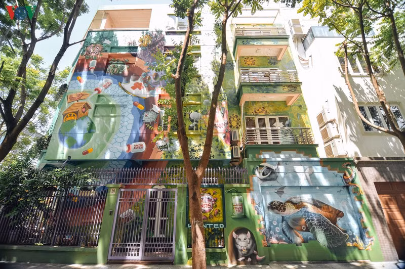 Nội dung các hình vẽ trên những bức tường của căn biệt thự này nhằm tuyên truyền, cổ động phòng chống dịch COVID-19.