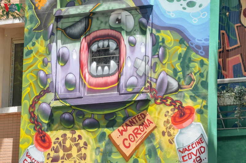 Căn biệt thự có tới 4 tầng nên khi thực hiện dự án, nghệ sĩ Long phải dùng tới xe cẩu để vẽ được các khu vực có độ cao gần 20m.