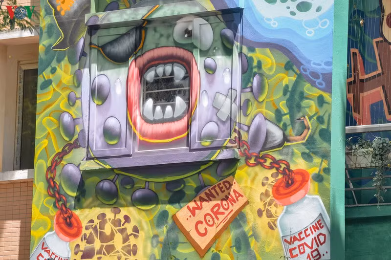 Căn biệt thự có tới 4 tầng nên khi thực hiện dự án, nghệ sĩ Long phải dùng tới xe cẩu để vẽ được các khu vực có độ cao gần 20m.