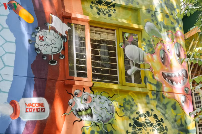 Được biết, mỗi ngày, người hoạ sỹ đều dành thời gian từ 8h đến 18h, đều đặn 30 ngày để hoàn thành tác phẩm này.