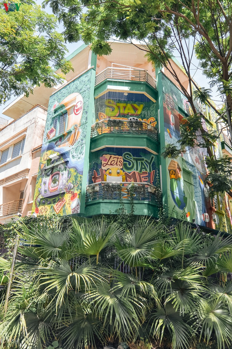 Chính nhờ những hình vẽ này đã làm cho căn biệt thự nằm ở vị trí ngã ba phố càng thêm nổi bật.