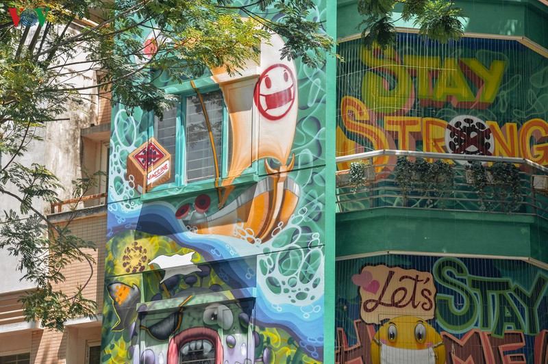 Theo như chủ nhà cho biết, tác phẩm này được hoạ sỹ Lê Long vẽ trang trí.