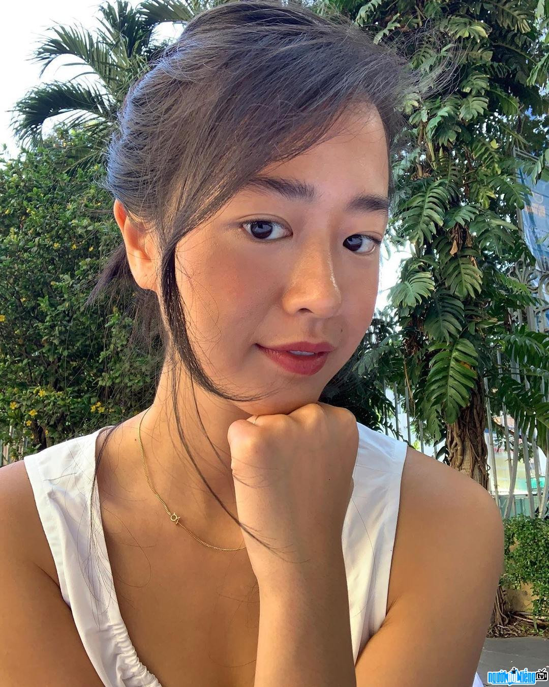 Với thân hình mảnh mai, khuôn mặt nhỏ nhắn nhưng lại có làn da rám nắng cùng thần thái quyến rũ, Amandine hiện là mẫu ảnh “được lòng" rất nhiều brand thời trang.