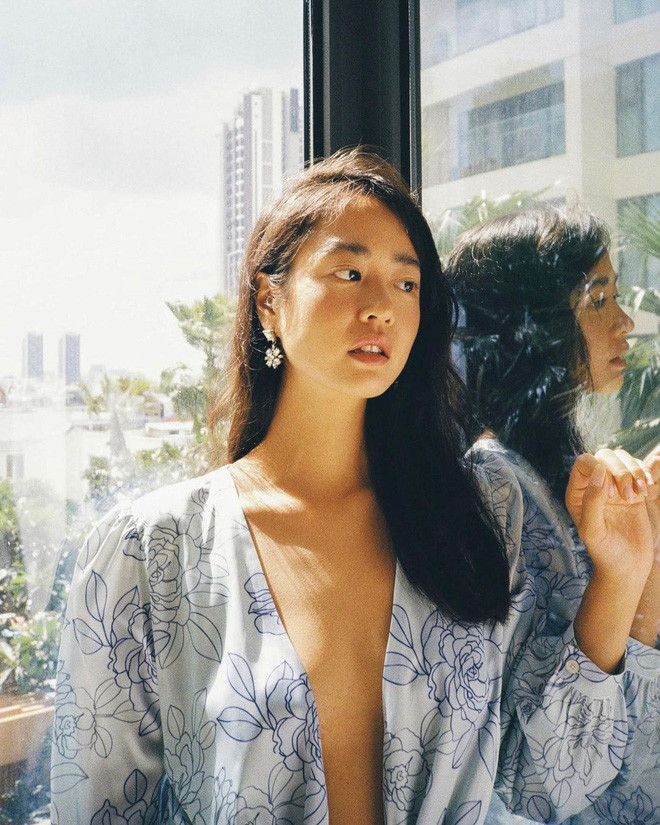 Amandine (sinh năm 1992), gái xinh người Pháp gốc Việt nhận được nhiều sự chú ý trên Instagram thời gian gần đây nhờ vẻ ngoài đậm chất "tiểu thư Paris" thanh lịch, ngọt ngào nhưng vẫn rất gợi cảm.