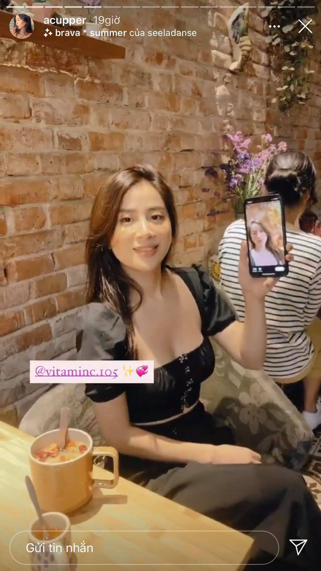 Trong bức hình, dù không make up cầu kì hay ăn mặc sang chảnh nhưng cựu hot girl Hà thành - Ngọc Anh Audition và Amandine đều vô cùng xinh đẹp và có sức hút riêng.