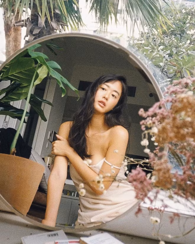 Nhiều người nhận xét Amandine có vẻ ngoài rất giống các nàng thơ trong những bộ phim điện ảnh.