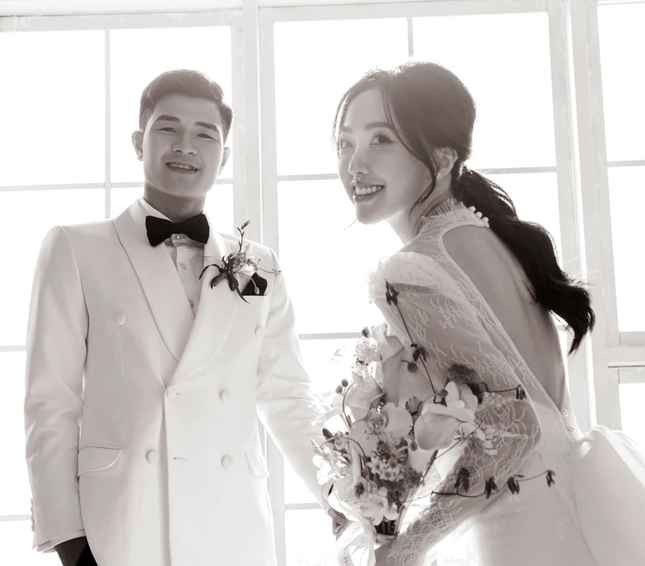 Hà Đức Chinh hay Chinh “đen”, sinh năm 1997 tại Phú Thọ. Anh là người dân tộc Mường, hiện đang là cầu thủ chơi ở vị trí tiền đạo cho Câu lạc bộ Topenland Bình Định và là một cầu thủ thường xuyên gọi lên Đội Tuyển Quốc Gia.