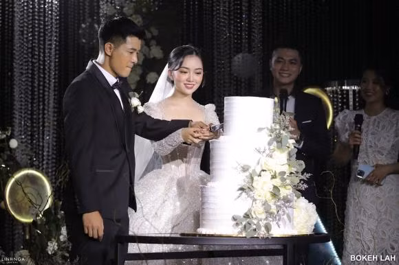 Sau một thời gian được đào tạo ở trường Thể dục Thể thao tỉnh Phú Thọ và những lần tham gia thi đấu một số giải nhỏ của tỉnh, Hà Đức Chinh dần được chú ý hơn. Anh được HLV Trần Minh Chiến của PVF quan tâm, thuyết phục anh tham gia vào khóa đào tạo tài năng trẻ bóng đá Việt Nam.