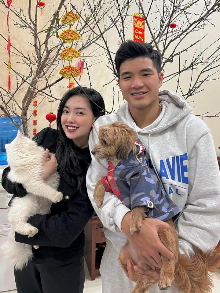 Hôn nhân này là thành quả anh và em cùng vun vén bao năm qua. Ngày em đứng trên lễ đường nắm tay anh, em đã được thấy một người đàn ông trưởng thành nhất, mạnh mẽ nhất, ấm áp nhất. Một người đàn ông rất khác với chàng trai ngày nào em mới yêu. Mỗi ngày trôi qua, anh đều học cách lãng mạn hơn, dịu dàng hơn, nói yêu em nhiều hơn. Một người xứng đáng để khiến em muốn được làm một người vợ, và tương lai sẽ là một người mẹ của các con anh." - nàng WAGs vợ Hà Đức Chinh cho biết thêm.